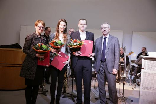 Anke Niewöhner, Vanessa Ahlefeld und Samir Breuer wurden für ihre hervorragenden Gesamtleistungen von Herrn Dr. Meyer, Mitglied des Vorstandes der Stadtsparkasse Düsseldorf, ausgezeichnet.